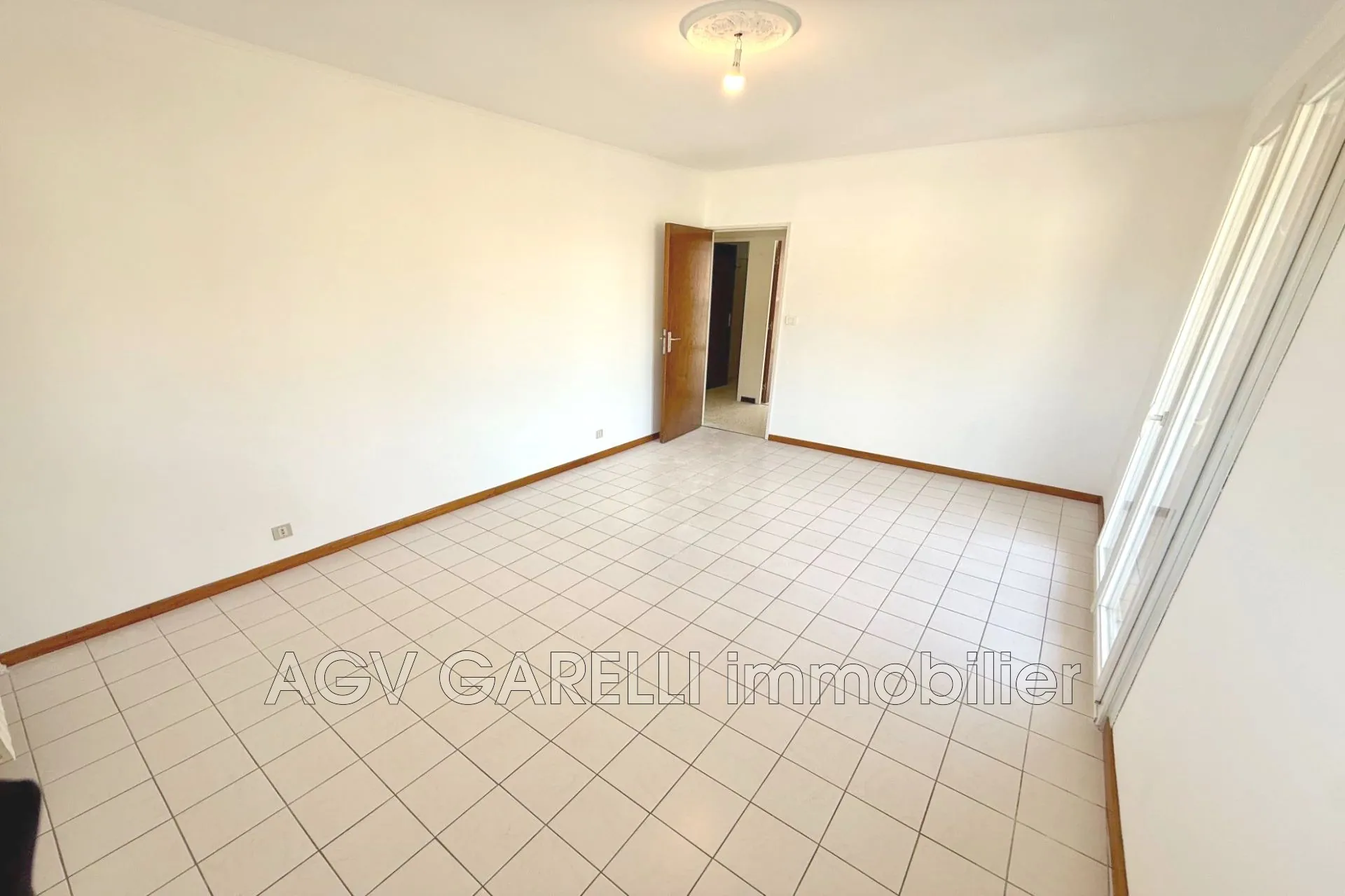 Belle appartement 3 pièces avec terrasse, cave et parking à Toulon Ouest 