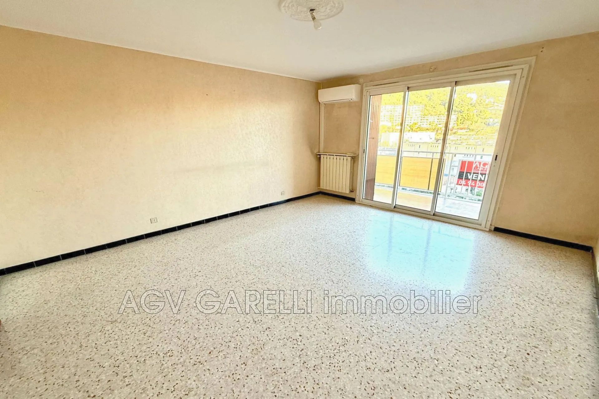 Belle appartement 3 pièces avec terrasse, cave et parking à Toulon Ouest 