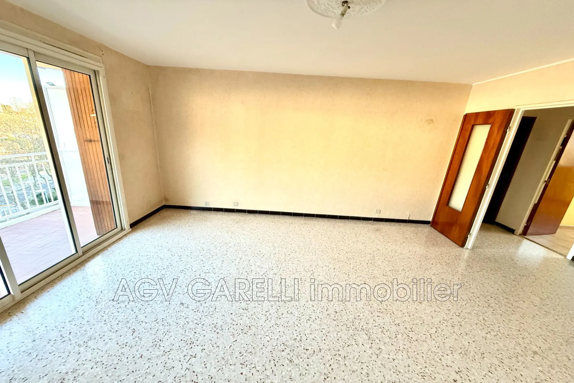 Belle appartement 3 pièces avec terrasse, cave et parking à Toulon Ouest 