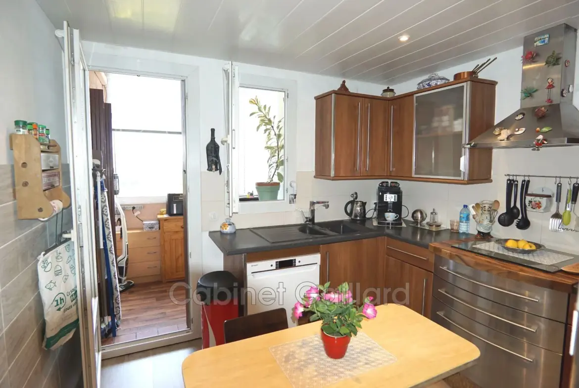 Appartement duplex avec piscine, cave et parking à Peymeinade 