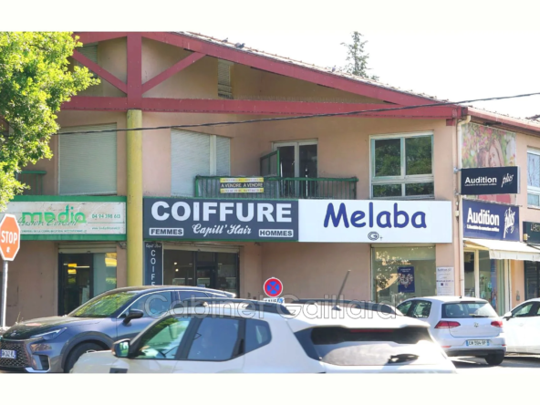 Local professionnel à Callian en duplex face rond-point, 122 m² lumineux et climatisé