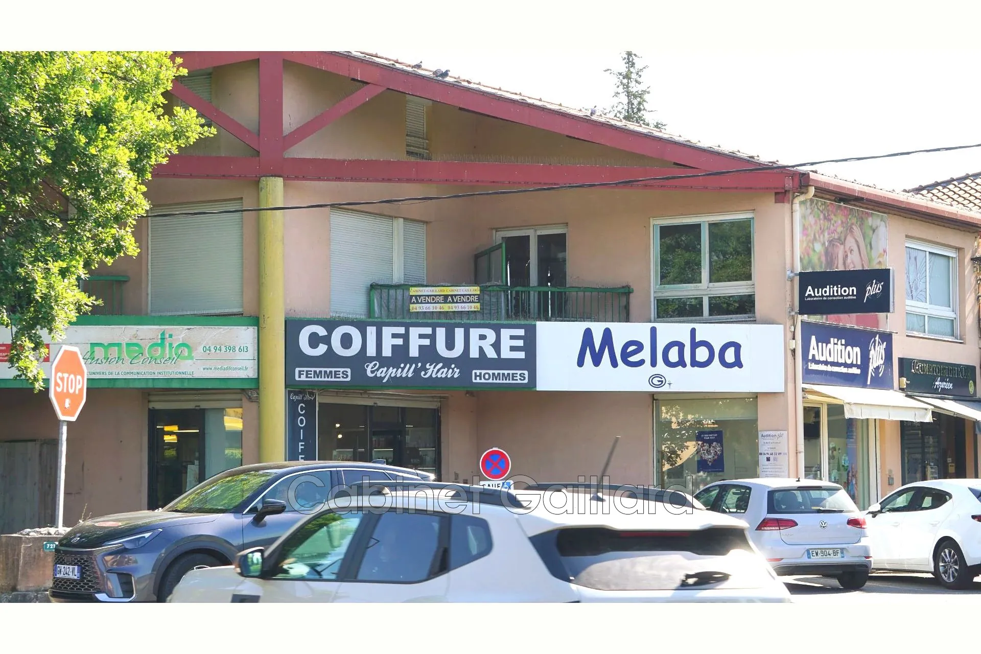 Local professionnel à Callian en duplex face rond-point, 122 m² lumineux et climatisé 