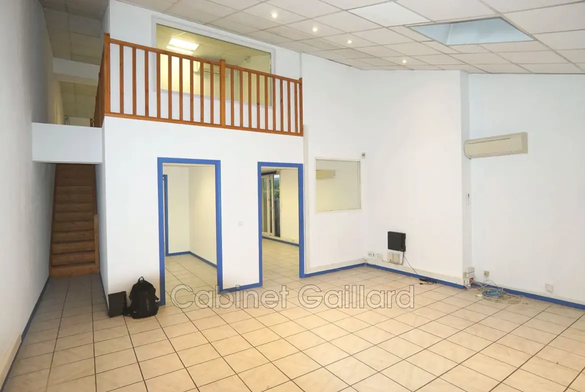 Local professionnel à Callian en duplex face rond-point, 122 m² lumineux et climatisé 