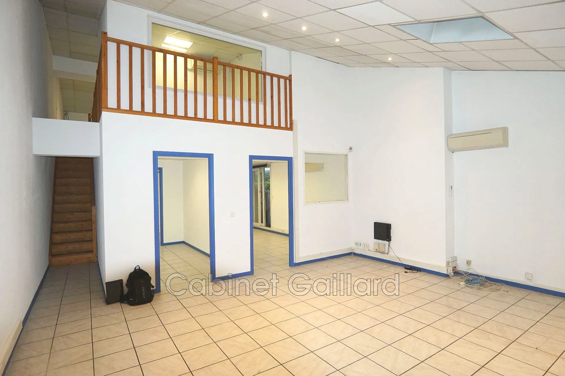 Local professionnel à Callian en duplex face rond-point, 122 m² lumineux et climatisé 