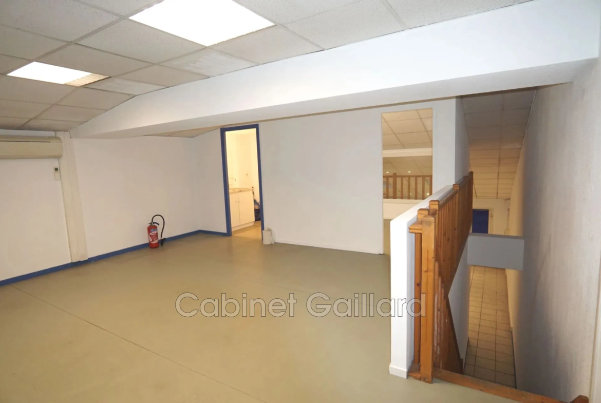 Local professionnel à Callian en duplex face rond-point, 122 m² lumineux et climatisé 