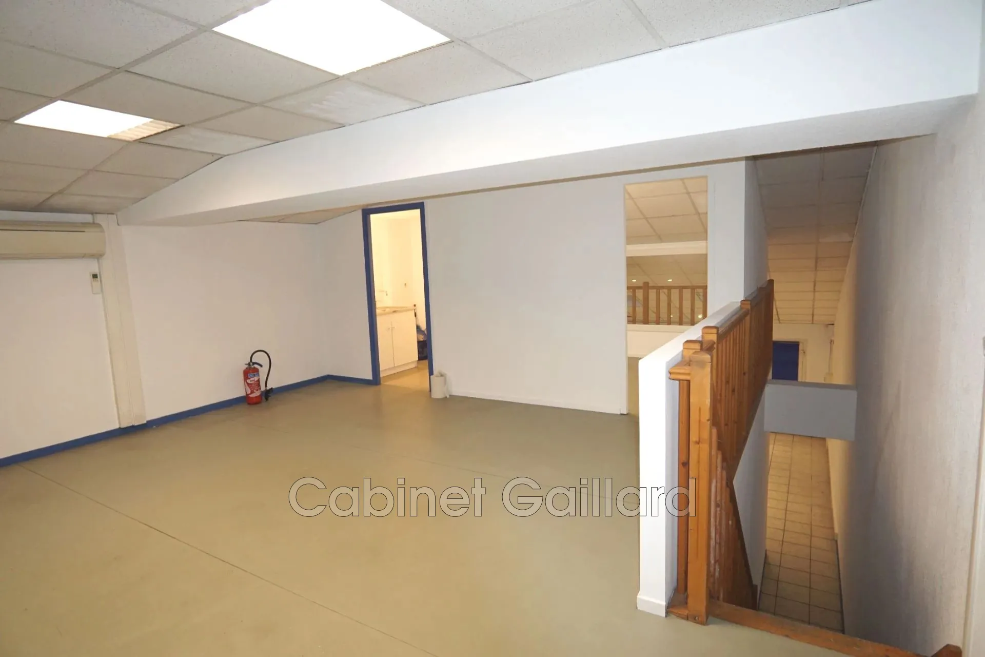 Local professionnel à Callian en duplex face rond-point, 122 m² lumineux et climatisé 