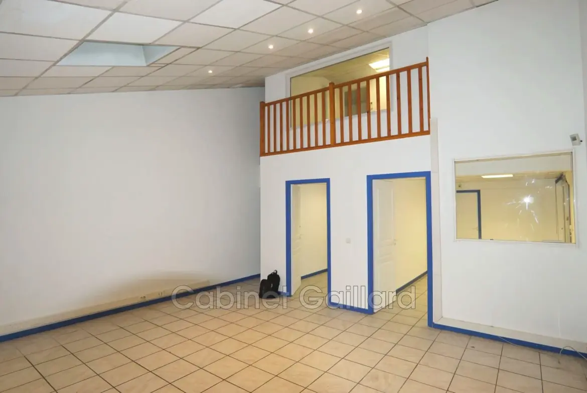 Local professionnel à Callian en duplex face rond-point, 122 m² lumineux et climatisé 
