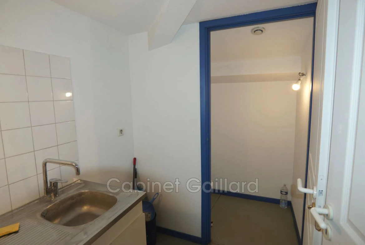 Local professionnel à Callian en duplex face rond-point, 122 m² lumineux et climatisé 