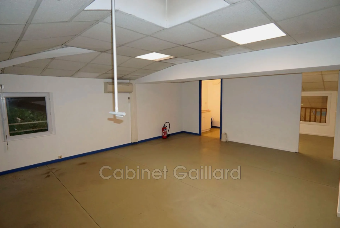 Local professionnel à Callian en duplex face rond-point, 122 m² lumineux et climatisé 