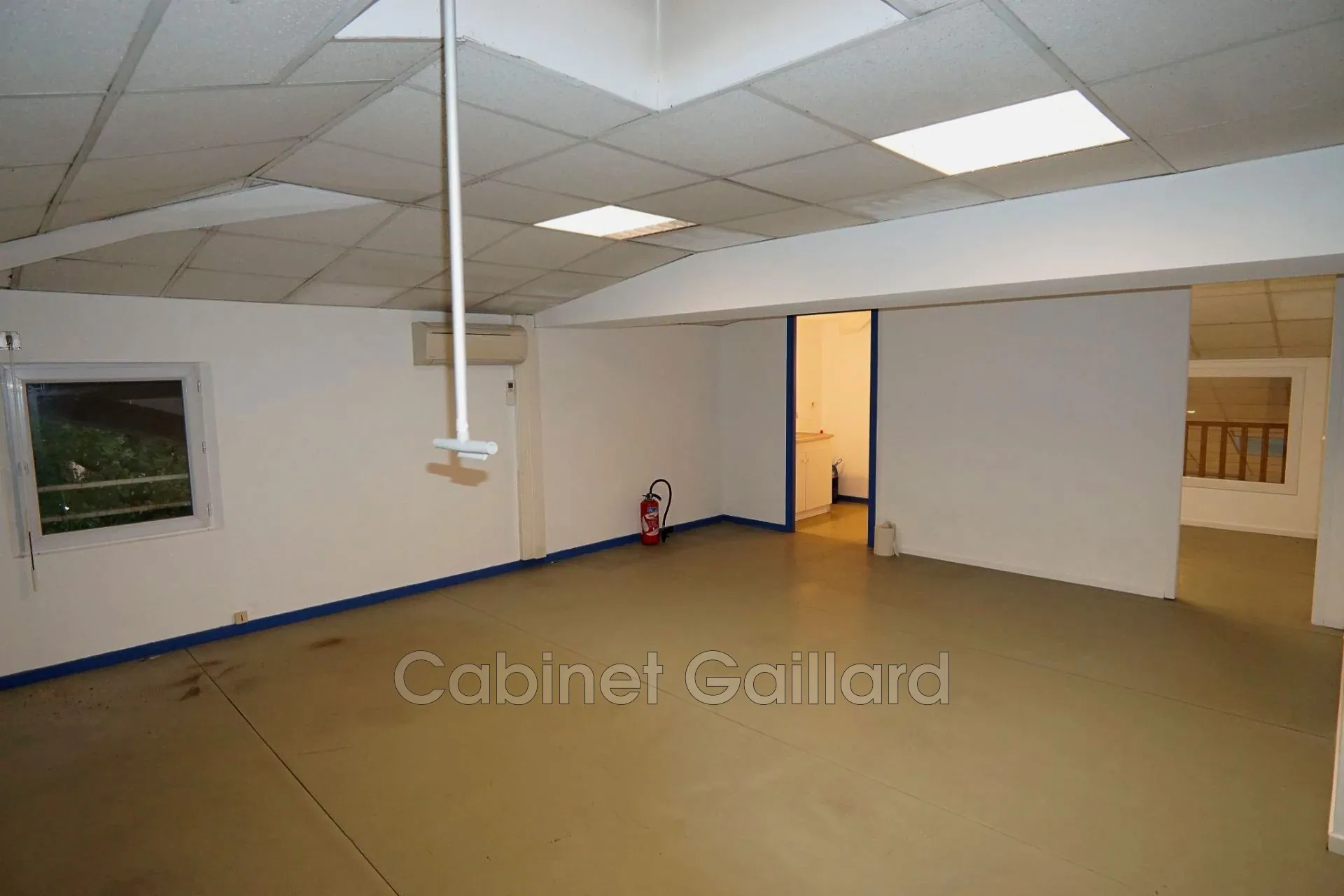Local professionnel à Callian en duplex face rond-point, 122 m² lumineux et climatisé 