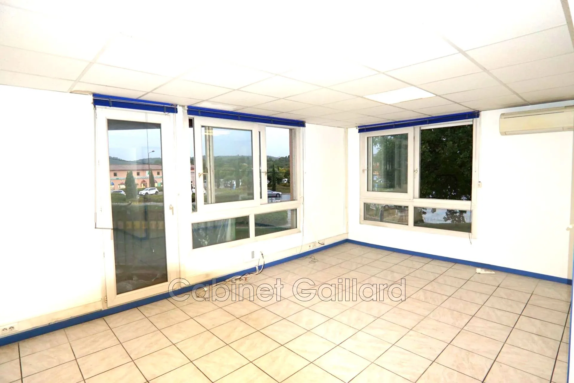 Local professionnel à Callian en duplex face rond-point, 122 m² lumineux et climatisé 