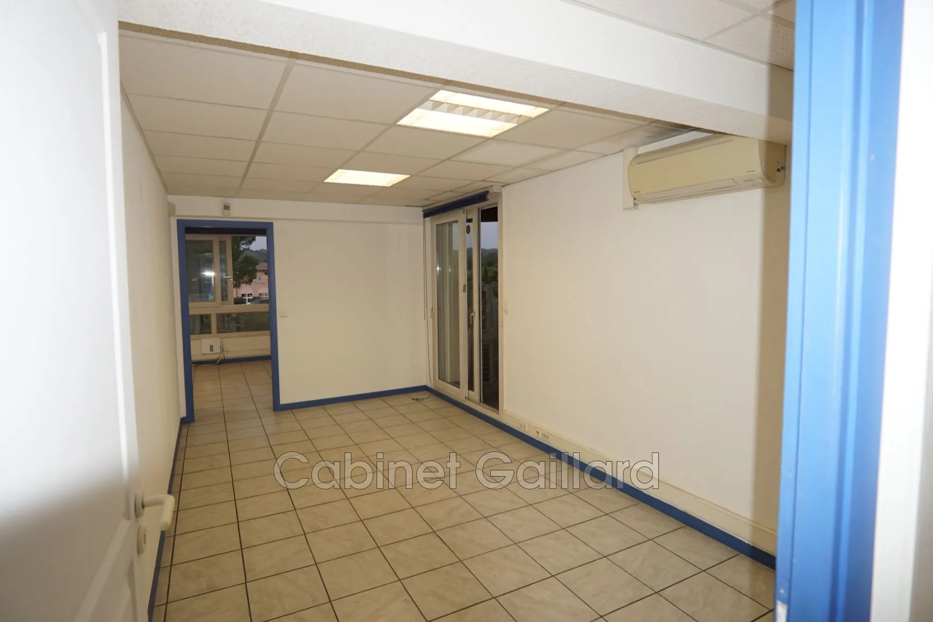 Local professionnel à Callian en duplex face rond-point, 122 m² lumineux et climatisé 