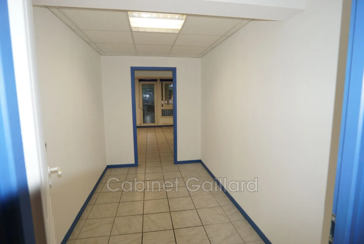 Local professionnel à Callian en duplex face rond-point, 122 m² lumineux et climatisé 