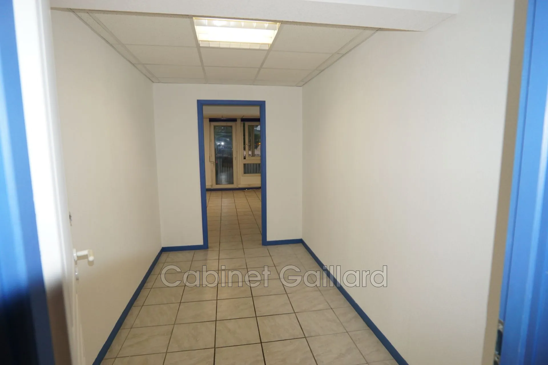 Local professionnel à Callian en duplex face rond-point, 122 m² lumineux et climatisé 