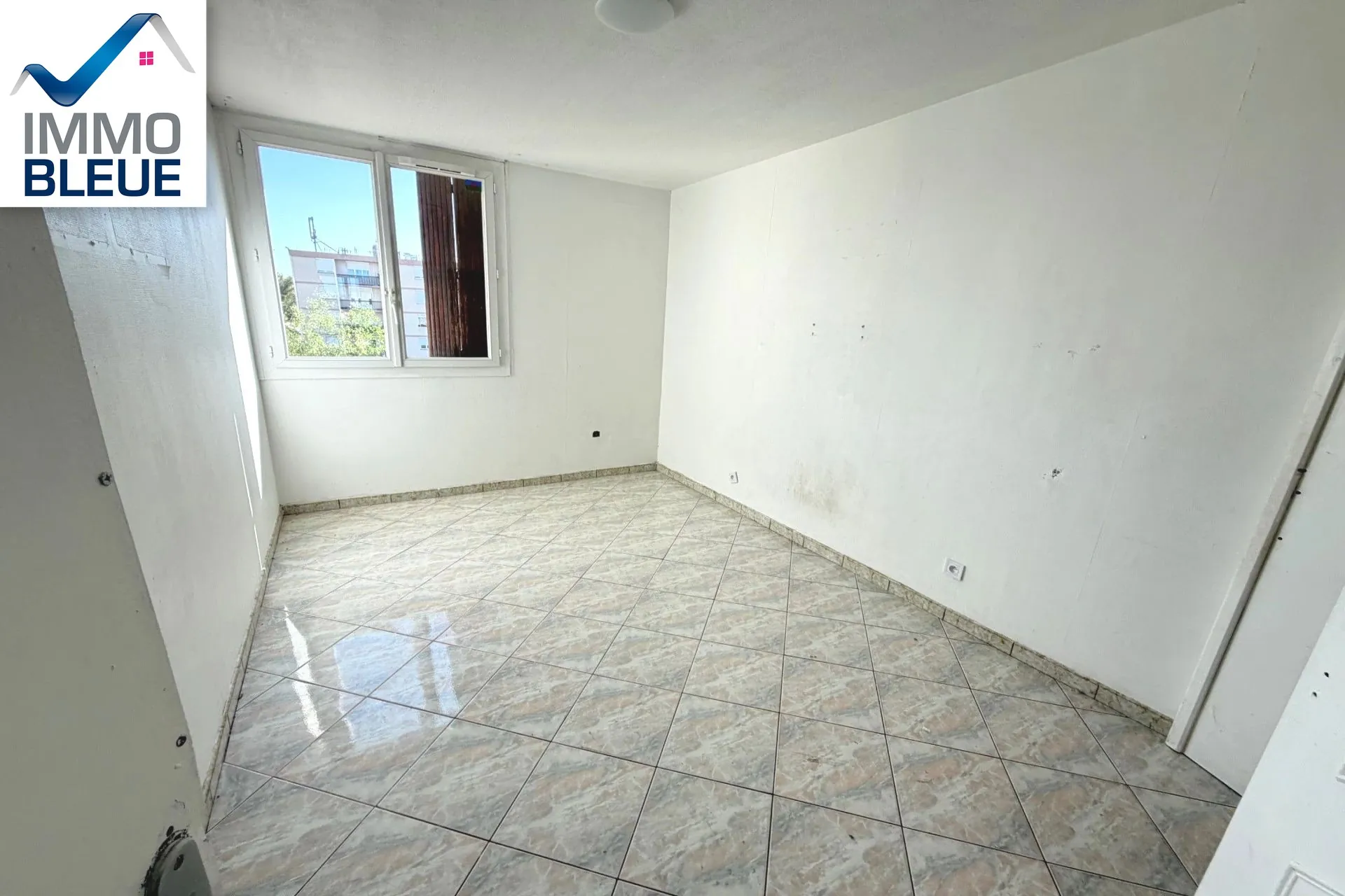 Appartement 5 pièces à vendre à Marignane avec balcon et parking privé 