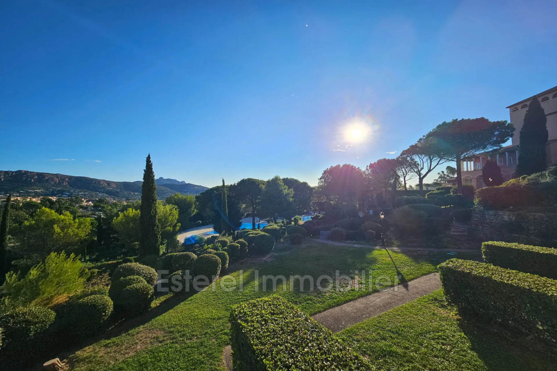 Studio climatisé avec terrasse et parking dans le domaine de Cap Estérel à Agay
