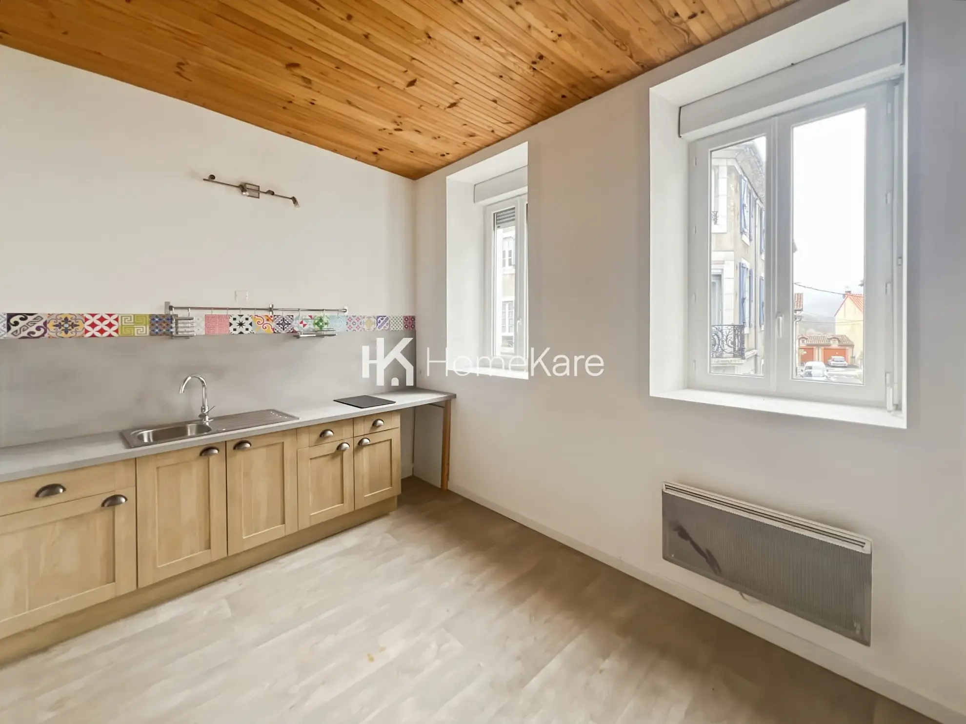 Investissement immobilier à Montréjeau : immeuble avec commercial et appartements rénovés 