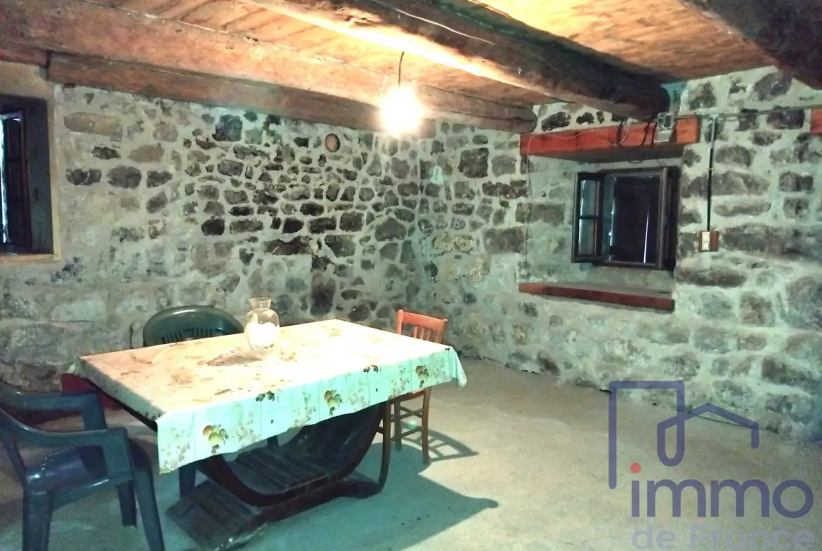 Maison en pierre rénovable de 150m² avec terrasse à Chaspinhac 