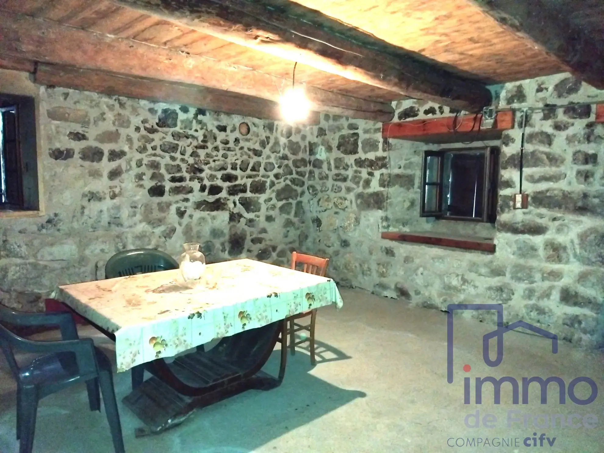 Maison en pierre rénovable de 150m² avec terrasse à Chaspinhac 