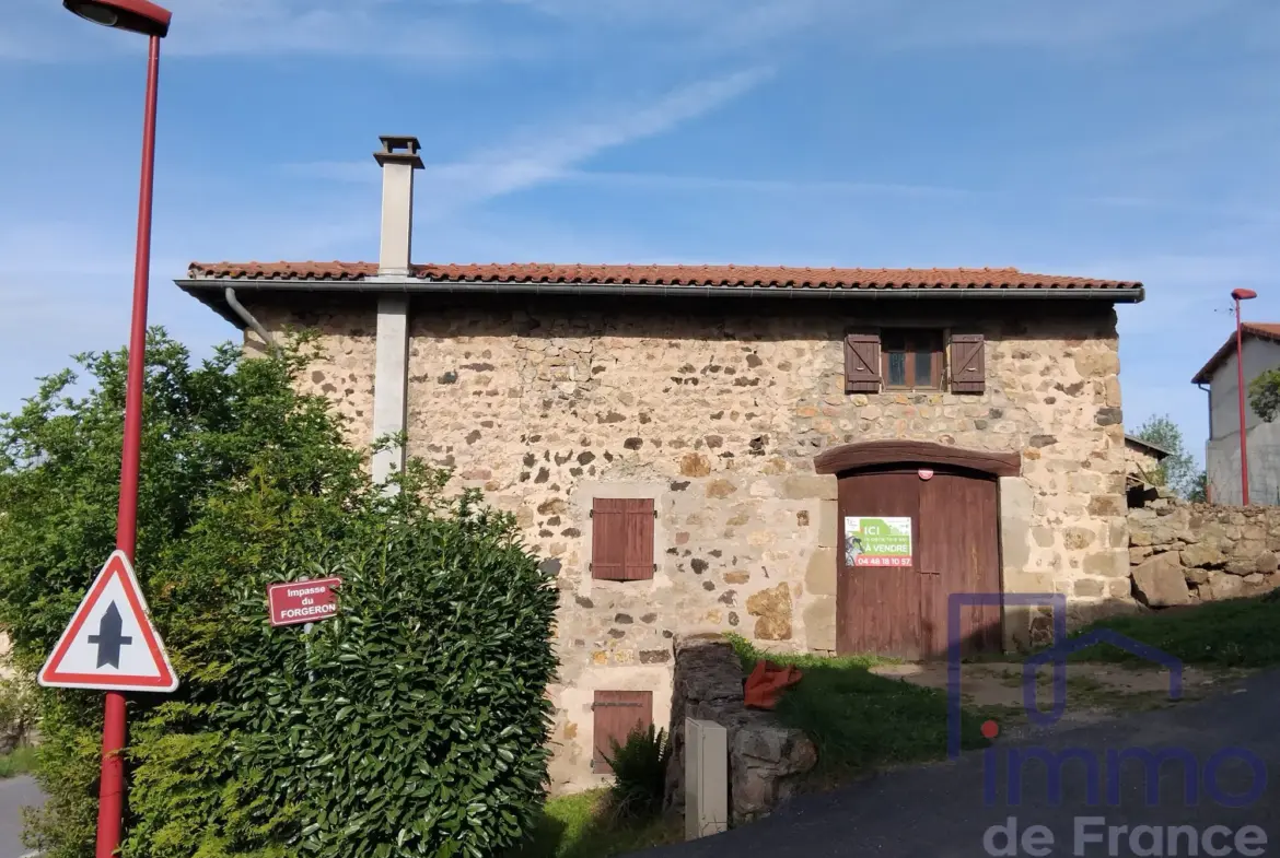 Maison en pierre rénovable de 150m² avec terrasse à Chaspinhac 
