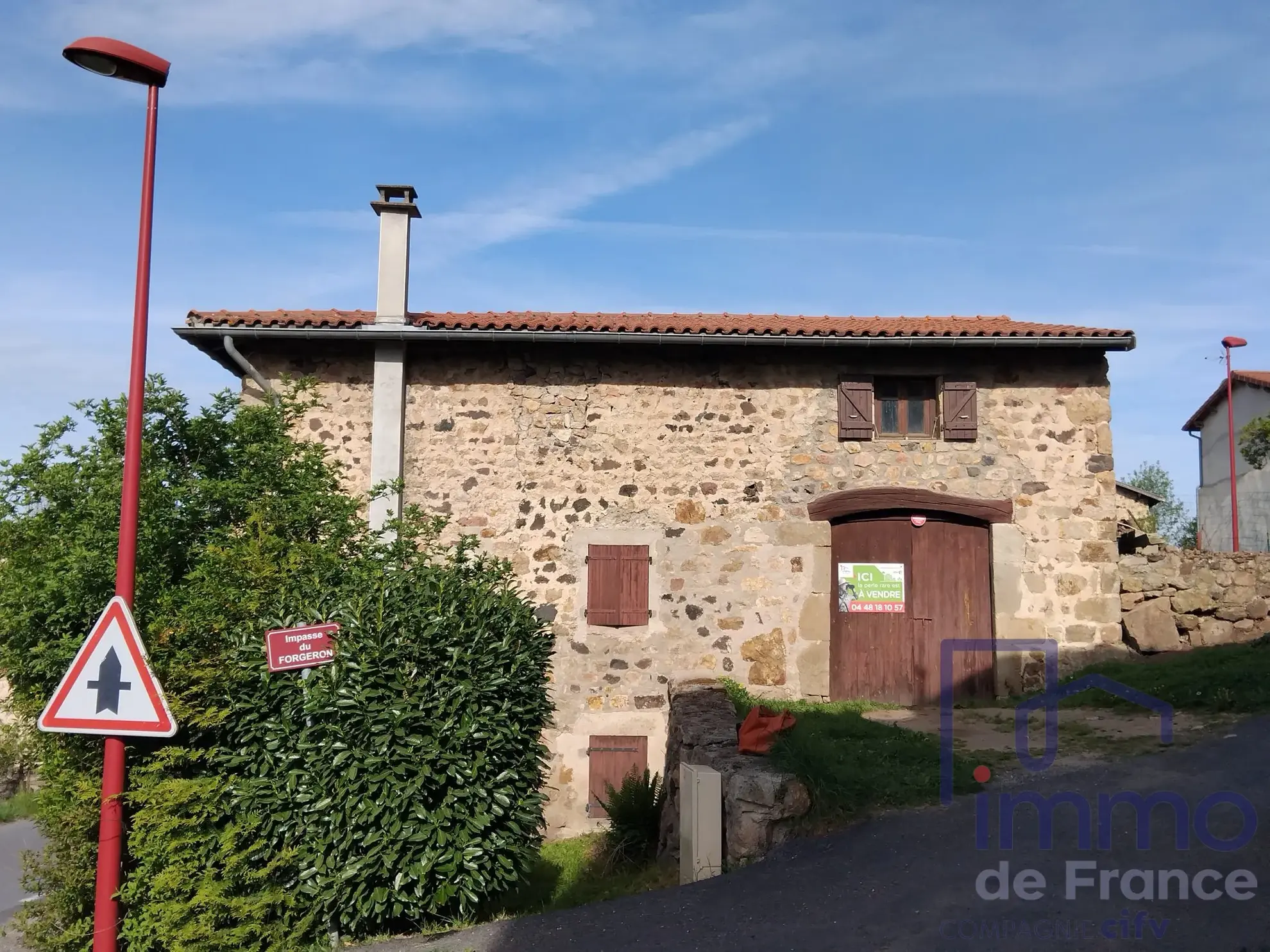 Maison en pierre rénovable de 150m² avec terrasse à Chaspinhac 