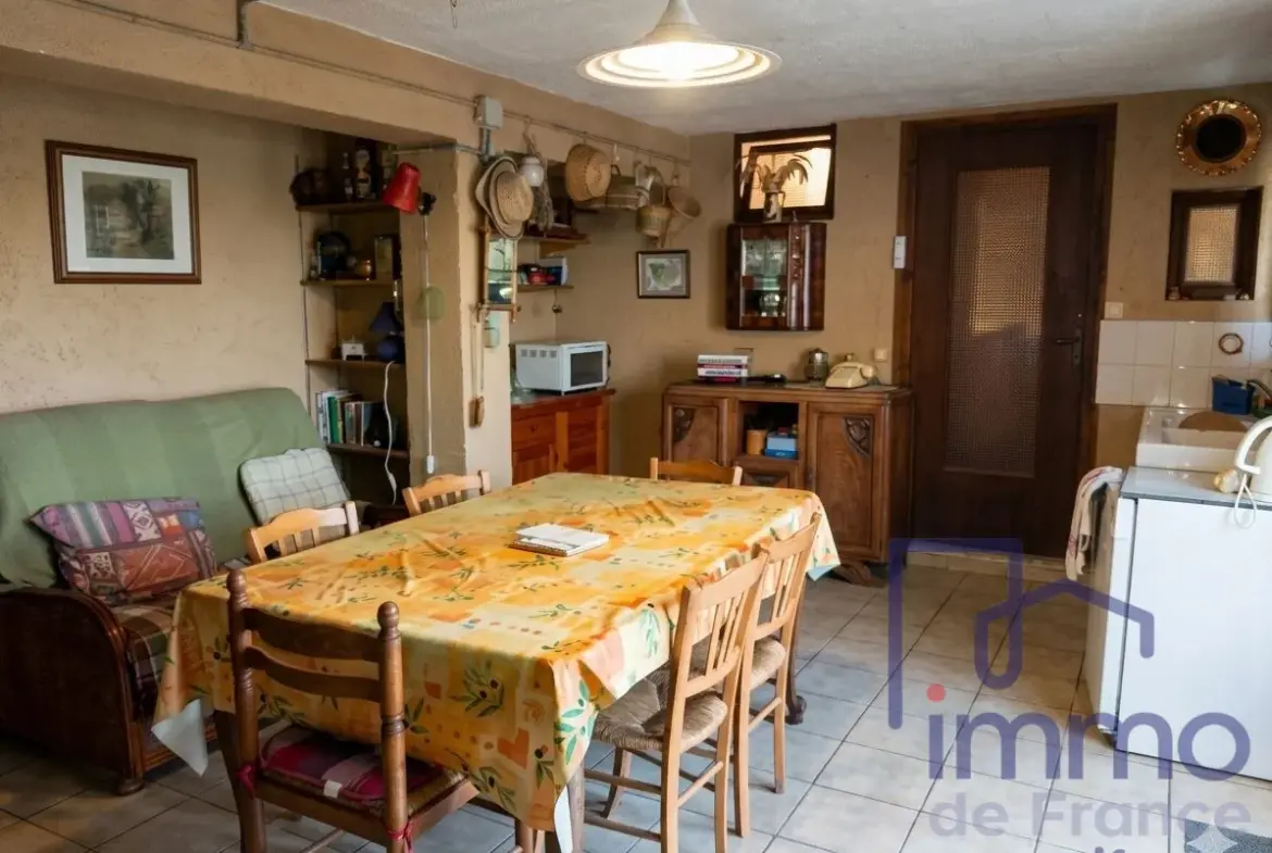 Maison en pierre rénovable de 150m² avec terrasse à Chaspinhac 