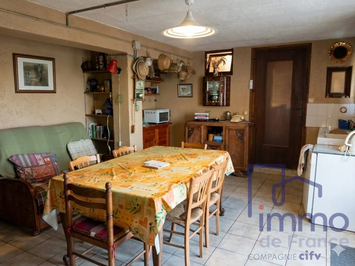Maison en pierre rénovable de 150m² avec terrasse à Chaspinhac 