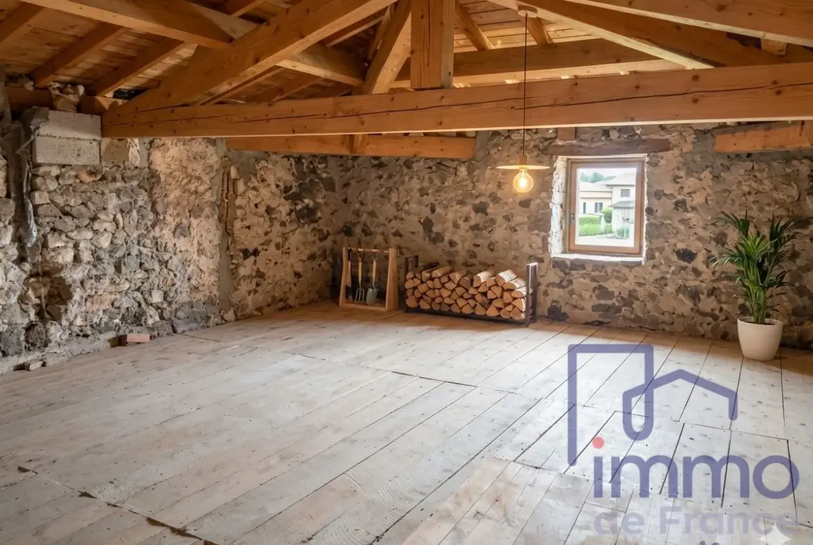 Maison en pierre rénovable de 150m² avec terrasse à Chaspinhac 