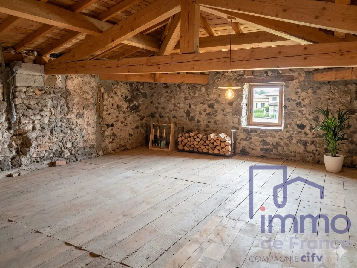 Maison en pierre rénovable de 150m² avec terrasse à Chaspinhac 