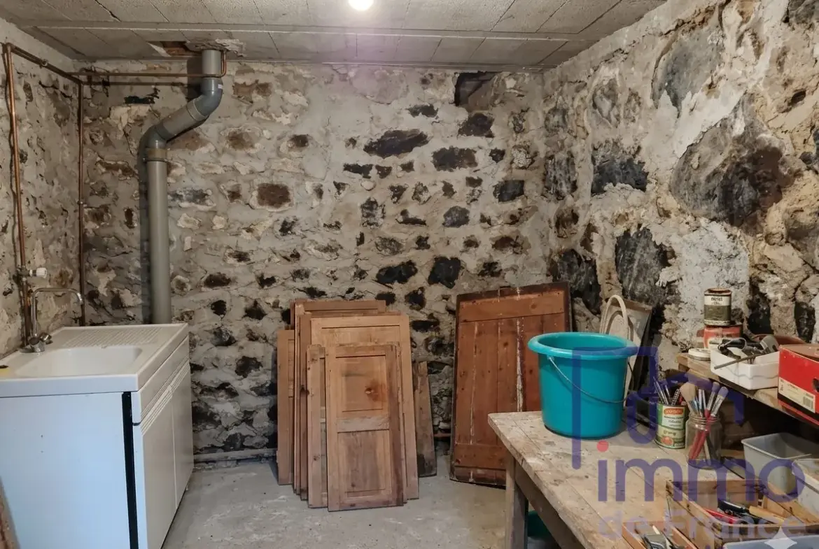 Maison en pierre rénovable de 150m² avec terrasse à Chaspinhac 