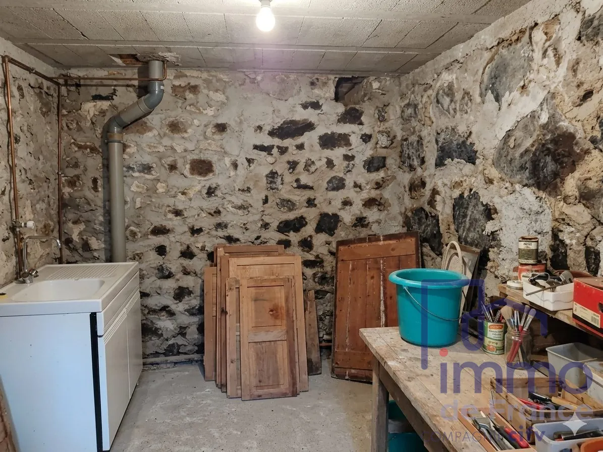 Maison en pierre rénovable de 150m² avec terrasse à Chaspinhac 