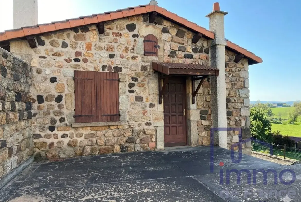 Maison en pierre rénovable de 150m² avec terrasse à Chaspinhac 