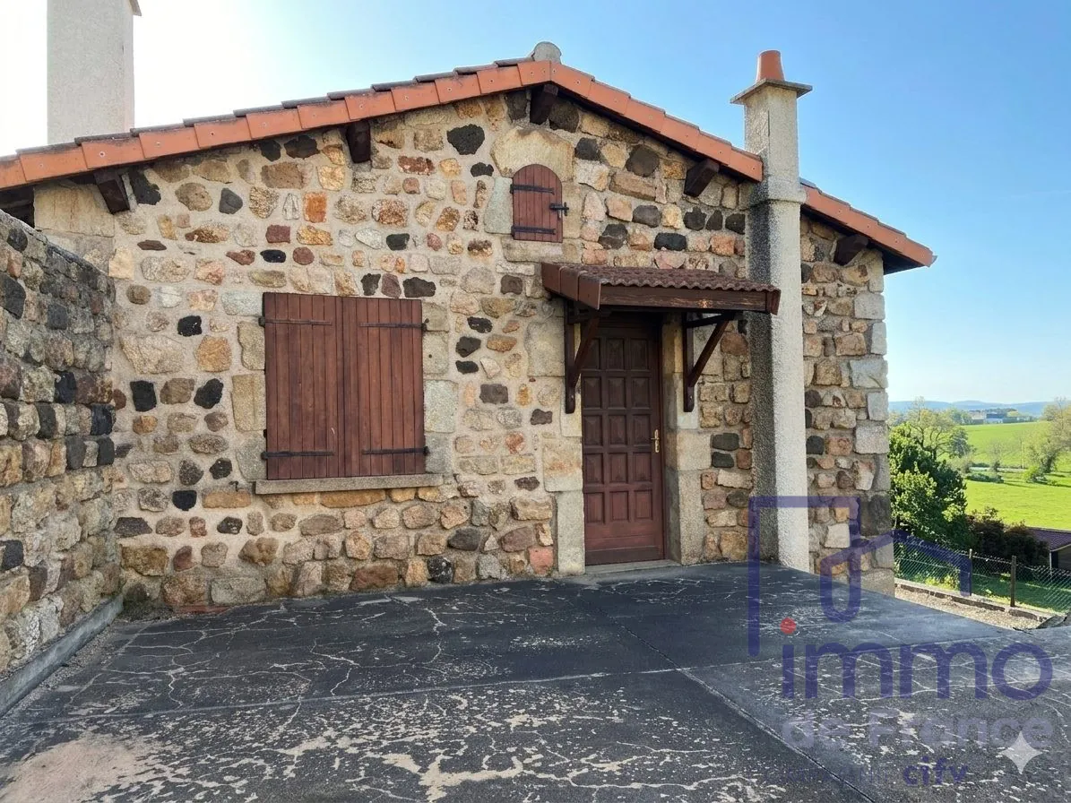 Maison en pierre rénovable de 150m² avec terrasse à Chaspinhac 