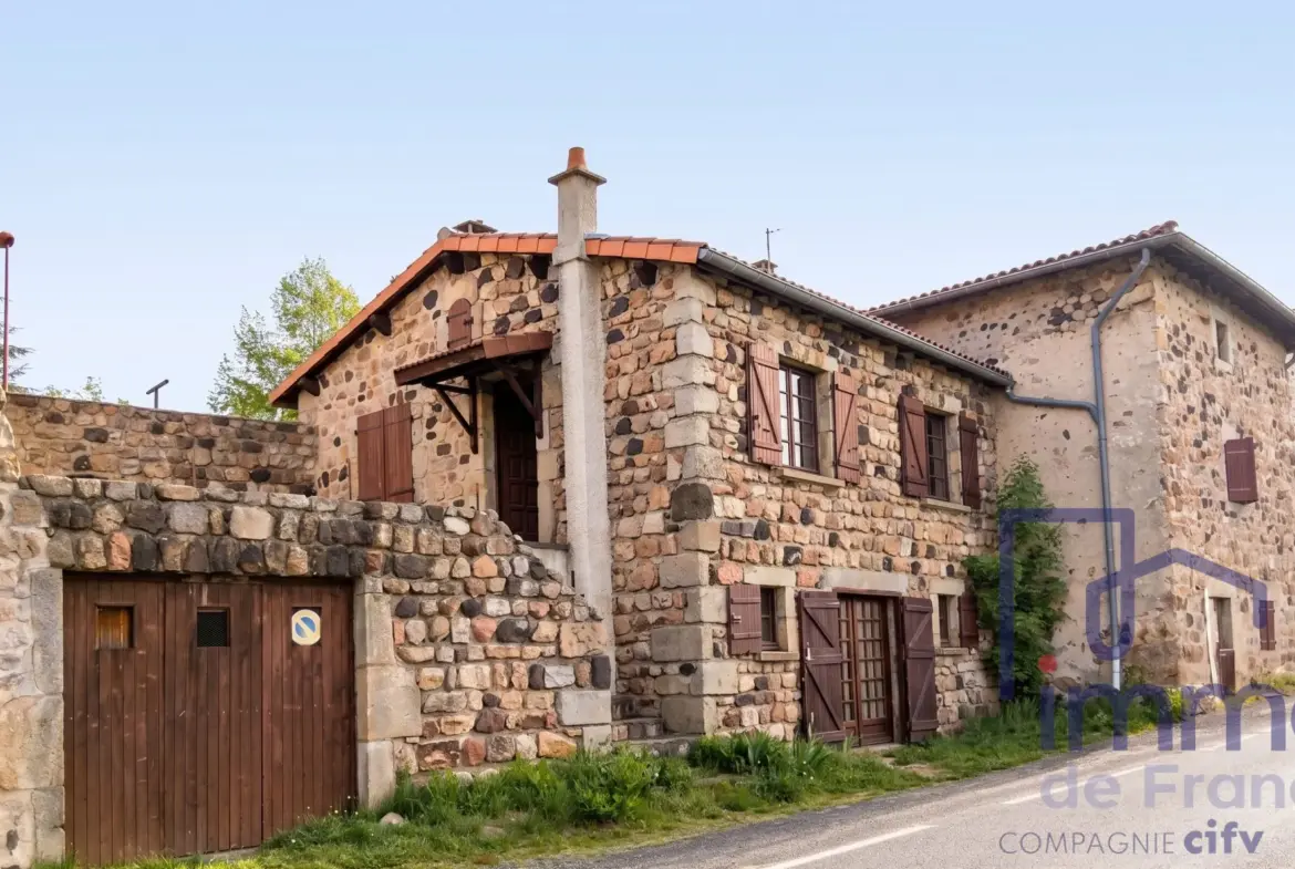Maison en pierre rénovable de 150m² avec terrasse à Chaspinhac 