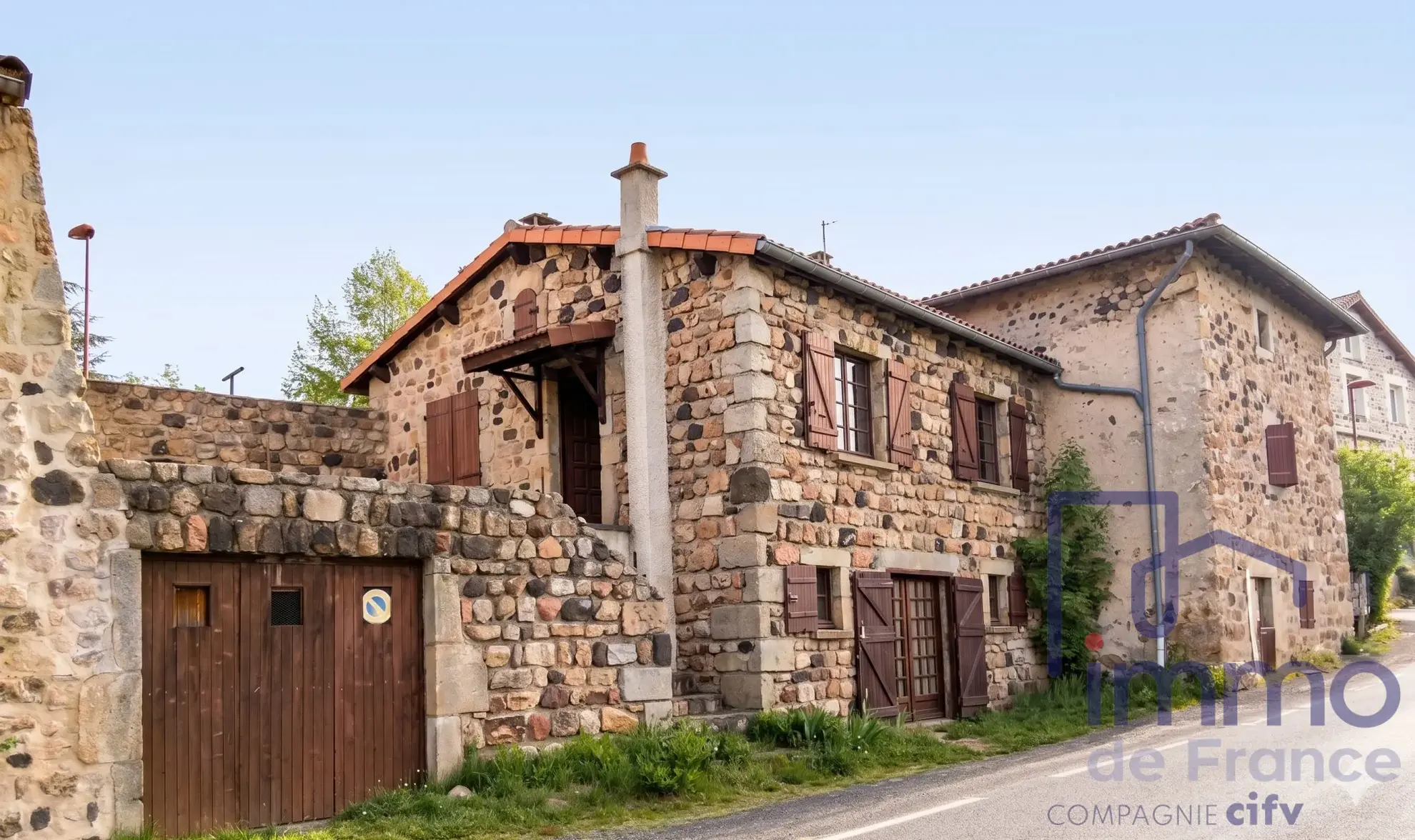 Maison en pierre rénovable de 150m² avec terrasse à Chaspinhac 
