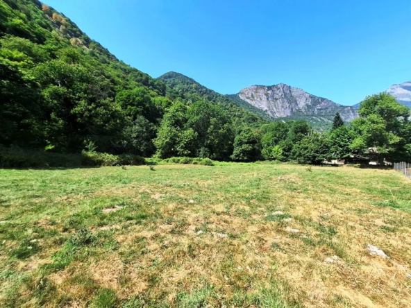 Terrain constructible à vendre à Saint-Béat-Lez avec vue sur la montagne