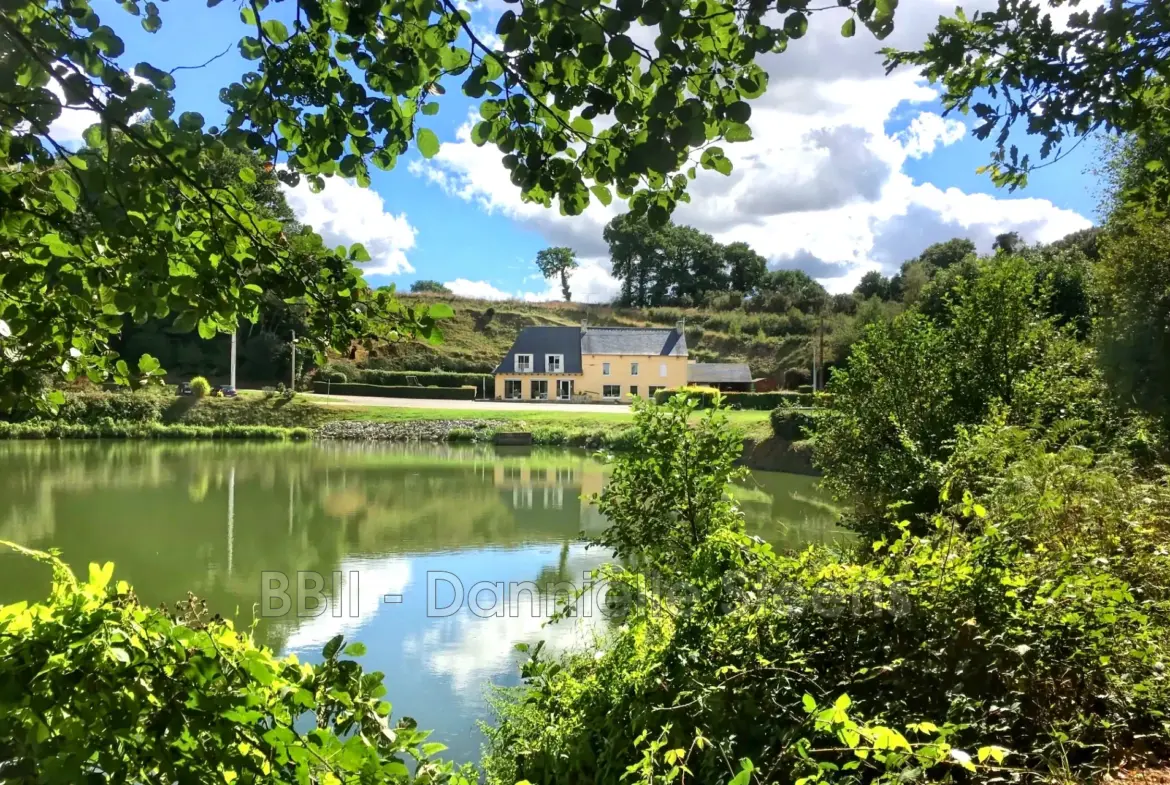 Grande maison à vendre à Corlay près de l'étang du Pellinec - 340 m² 