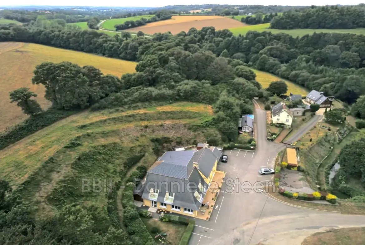 Grande maison à vendre à Corlay près de l'étang du Pellinec - 340 m² 