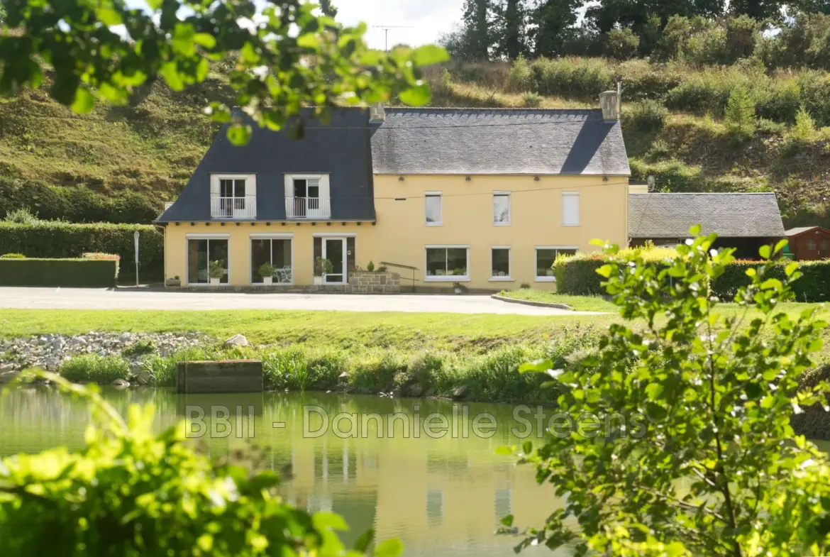 Grande maison à vendre à Corlay près de l'étang du Pellinec - 340 m² 