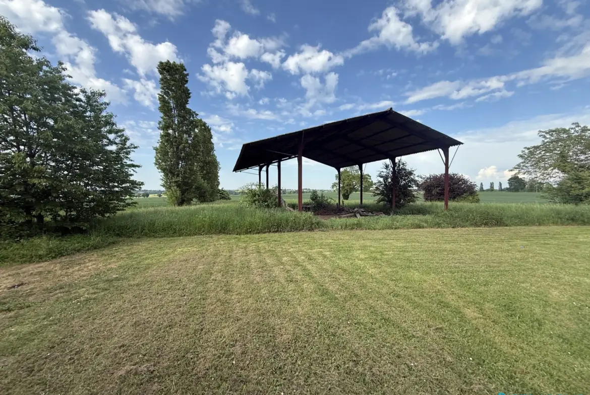 Hangar agricole de 150m² à vendre à Francheleins avec terrain de 2786m² 