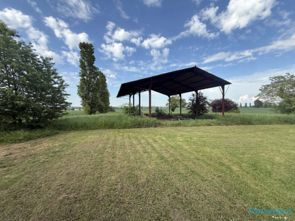 Hangar agricole de 150m² à vendre à Francheleins avec terrain de 2786m²