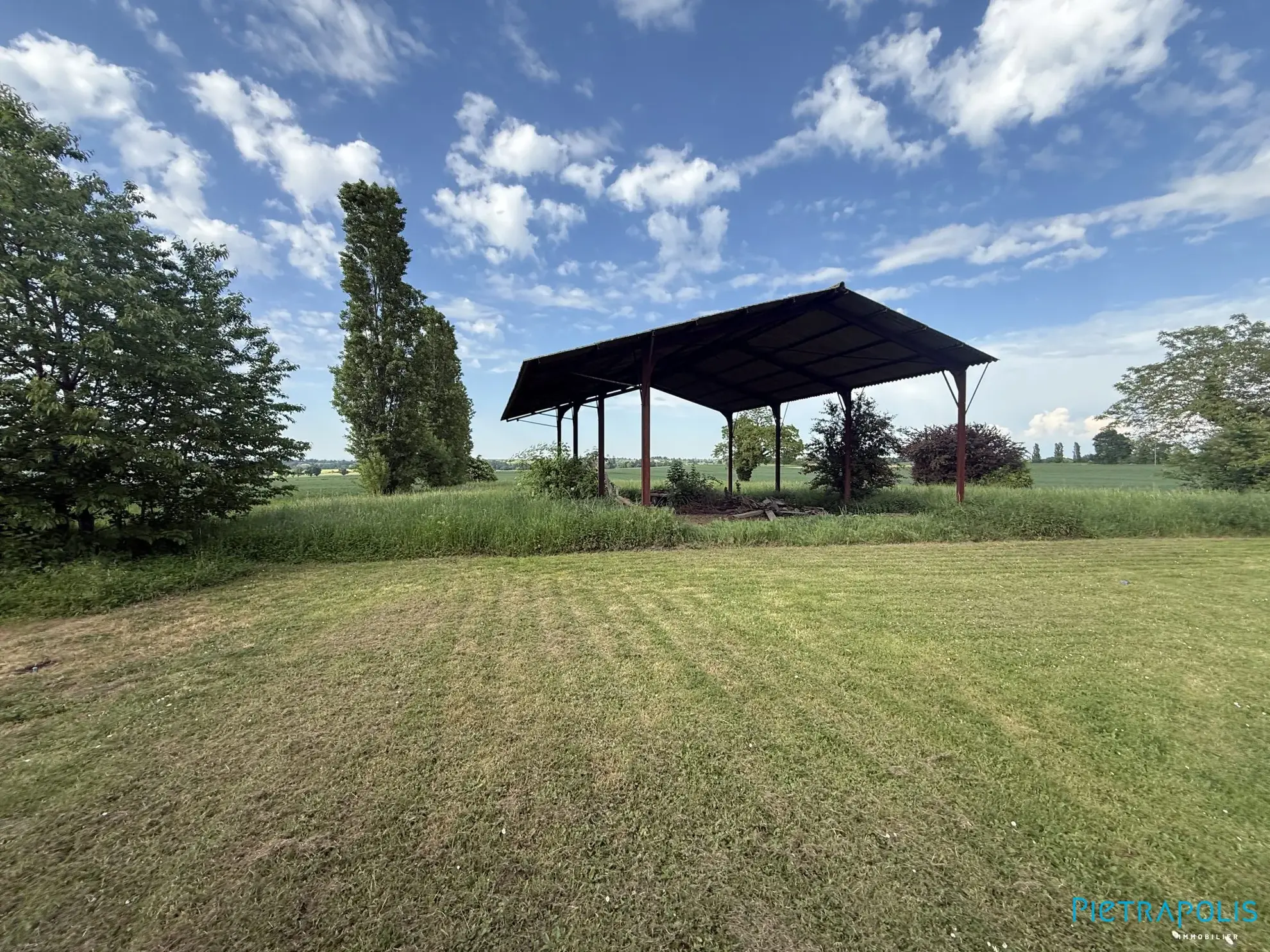 Hangar agricole de 150m² à vendre à Francheleins avec terrain de 2786m² 