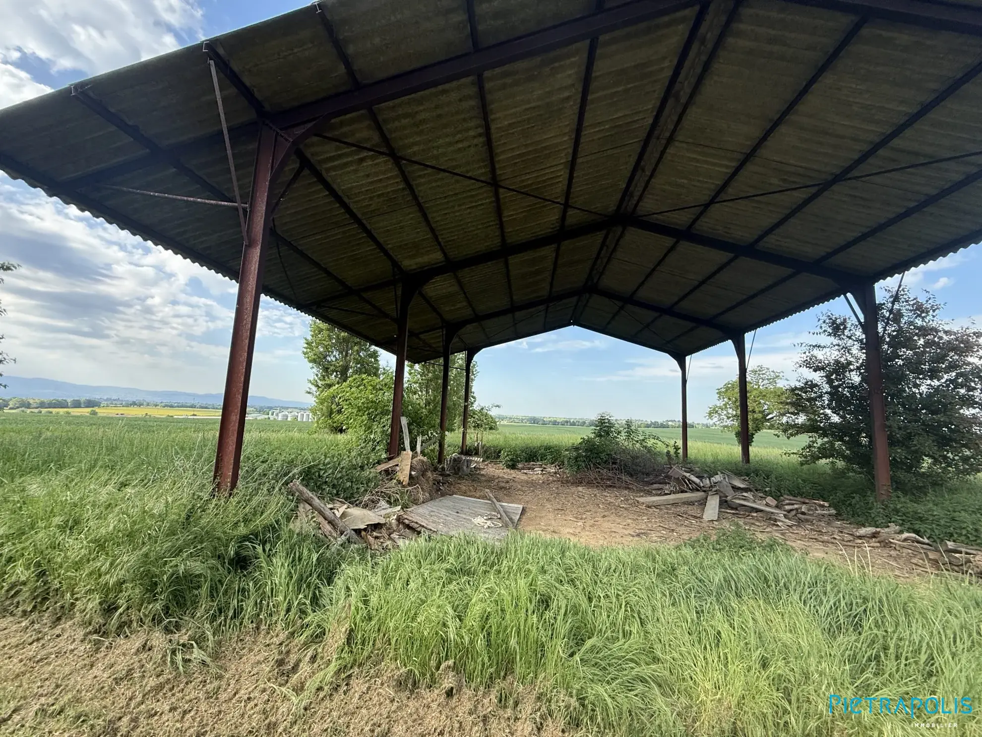 Hangar agricole de 150m² à vendre à Francheleins avec terrain de 2786m² 