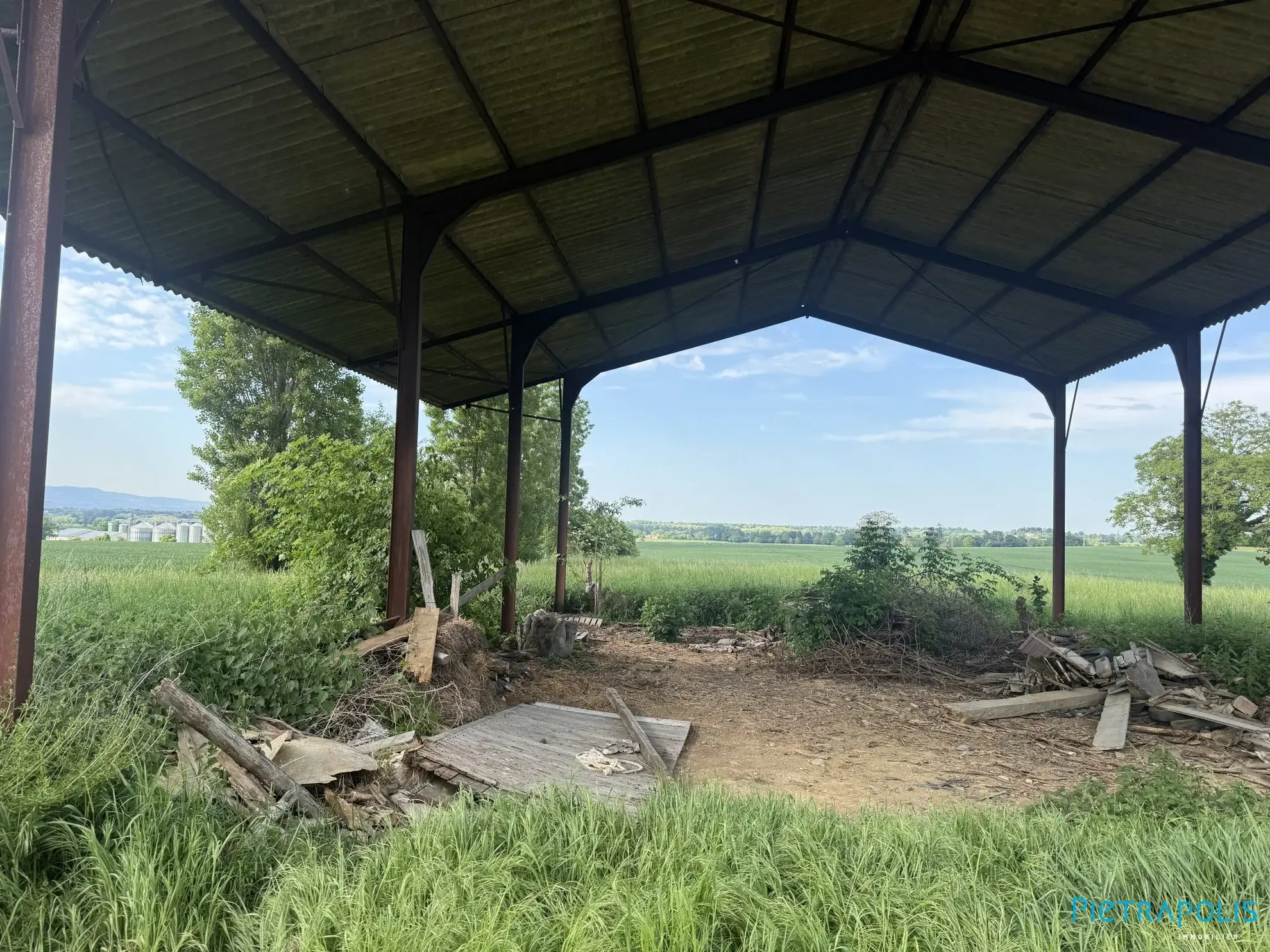 Hangar agricole de 150m² à vendre à Francheleins avec terrain de 2786m² 