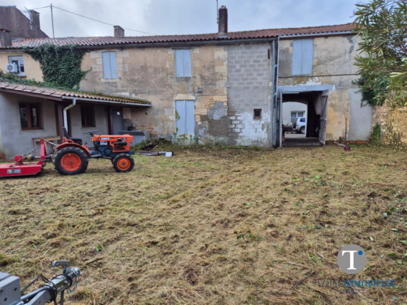 Grande bâtisse à rénover à Lesparre-Médoc avec potentiel locatif élevé