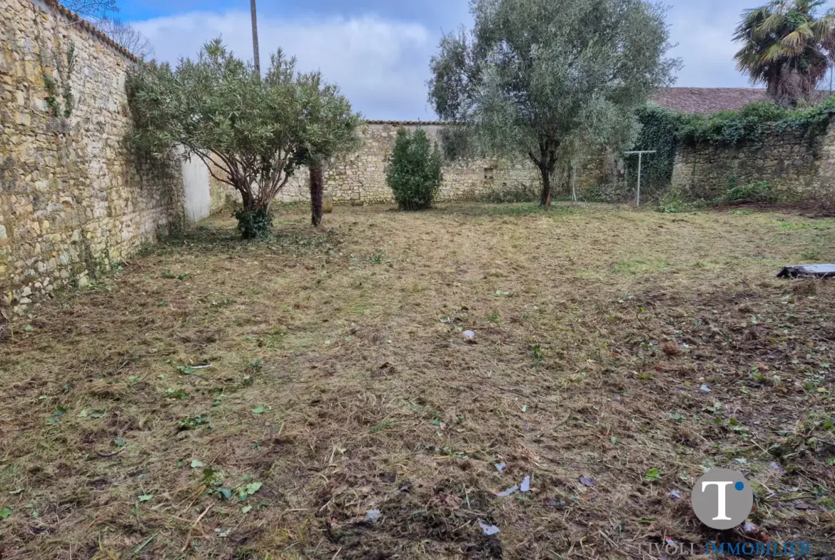 Grande bâtisse à rénover à Lesparre-Médoc avec potentiel locatif élevé 