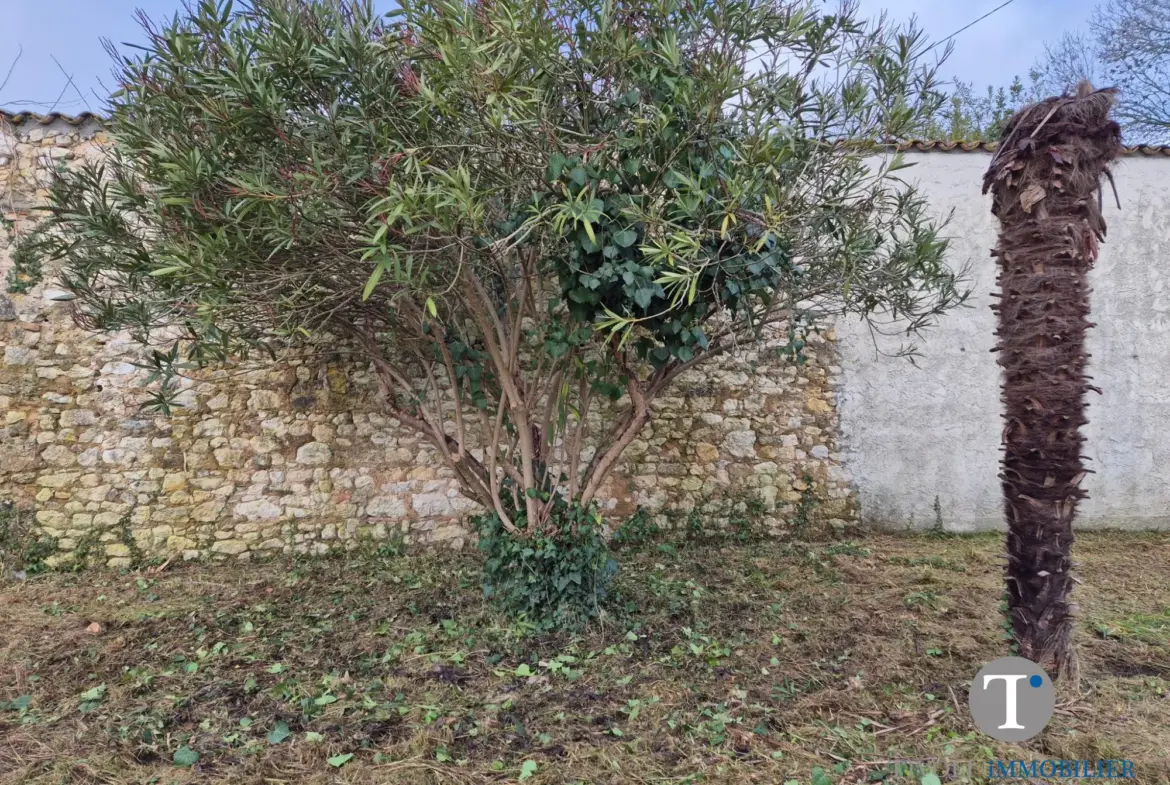 Grande bâtisse à rénover à Lesparre-Médoc avec potentiel locatif élevé 