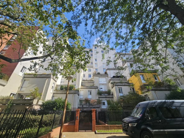 Appartement F5 avec terrasse et stationnement à Evry-Courcouronnes