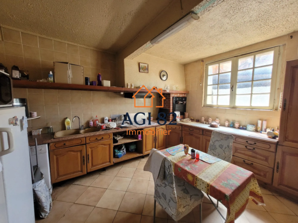 Maison spacieuse à rénover de 179 m² avec cour en centre-ville de Castelsarrasin