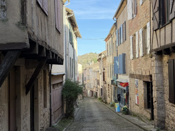 Maison de village authentique à Cordes-sur-Ciel avec garage et jardin à rénover